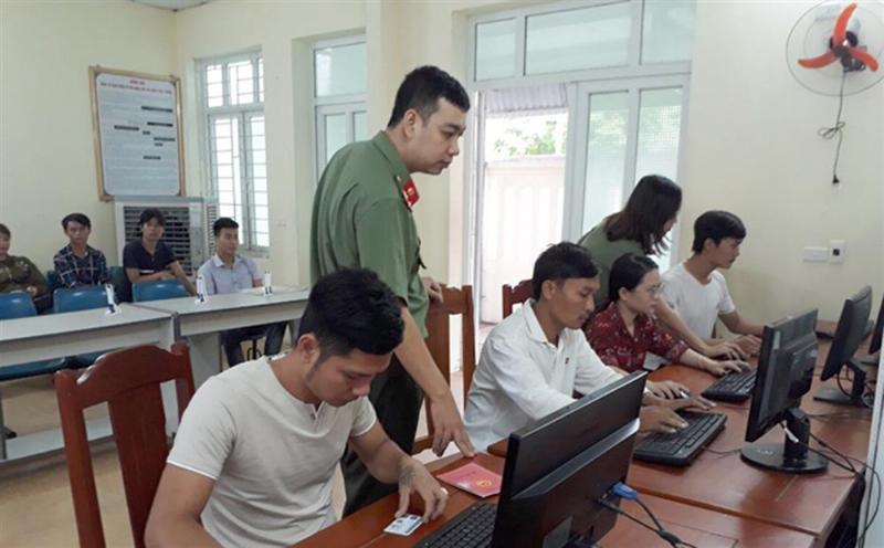 Hình ảnh minh họa về việc cảnh giác với các website hoặc dịch vụ giả mạo hứa hẹn tra cứu căn cước công dân trái phép