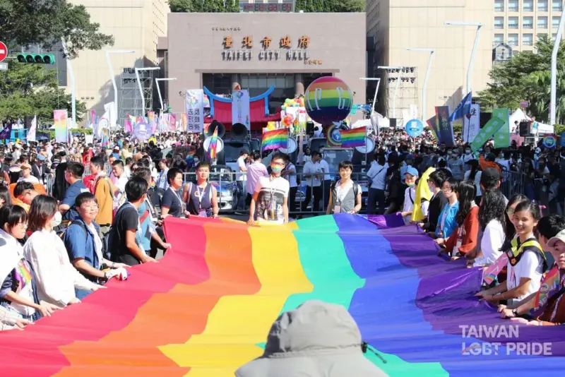 Một cuộc biểu tình tự hào LGBT sôi động và đầy màu sắc ở Châu Âu