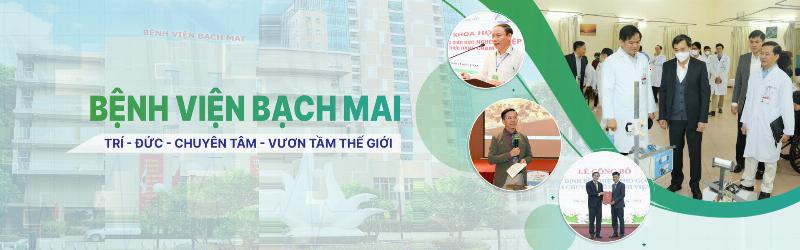 Hình ảnh đội ngũ VBC đang hỗ trợ khách hàng xem xét hồ sơ đổi bằng lái xe trên máy tính và giấy tờ, thể hiện sự chuyên nghiệp và tận tâm.