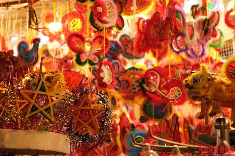 Một gia đình Việt Nam cùng nhau làm bánh Trung Thu tại nhà ở châu Âu trong tháng 9