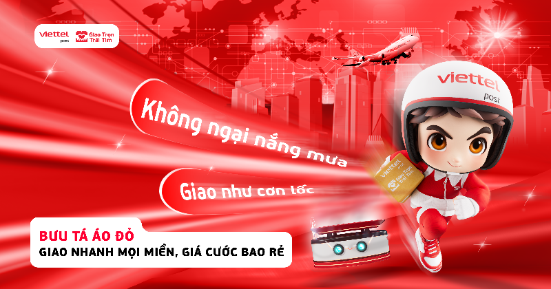 Một khách hàng đang nhận bưu phẩm với nụ cười hài lòng từ nhân viên Viettel Post, thể hiện trải nghiệm dịch vụ tốt