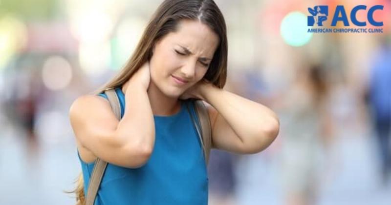 Minh họa một người đang ngồi hoặc nằm vật vờ, uể oải, có thể có đồng hồ hiển thị thời gian không phù hợp (ví dụ: trời tối nhưng lại rất tỉnh táo hoặc ngược lại), thể hiện cảm giác mệt mỏi, mất phương hướng do jet lag.