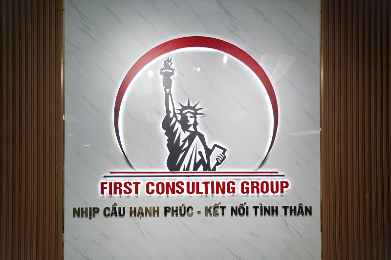 Một người đang xem xét các tài liệu hồ sơ định cư trên bàn, thể hiện sự phức tạp và cần chuẩn bị kỹ lưỡng cho hành trình định cư