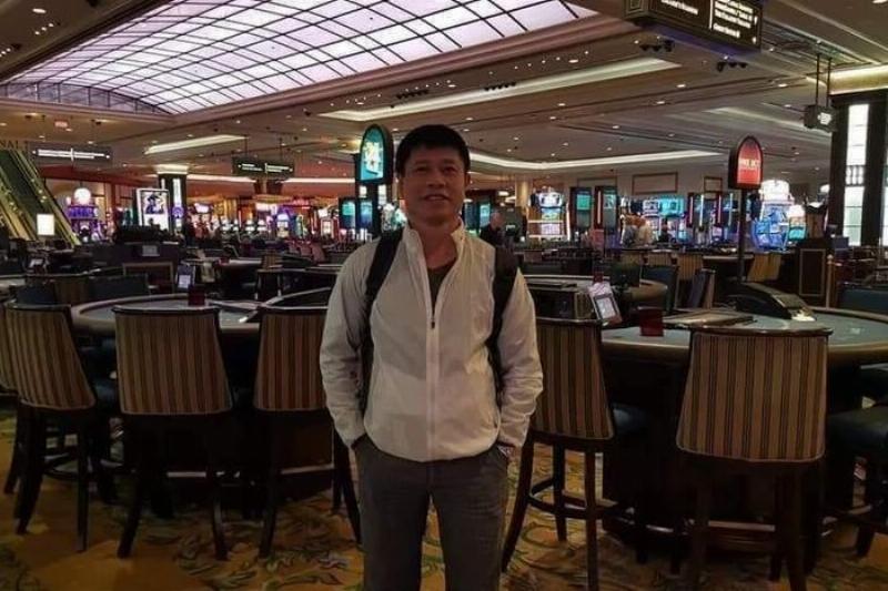 Hình ảnh một người đang vui vẻ cầm chiếc bằng lái xe Châu Âu mới trên tay