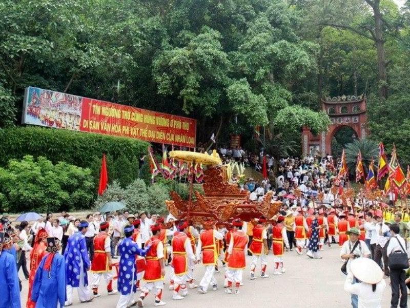 Hình ảnh minh họa một phong tục hoặc nghi lễ đặc trưng của một trong các dân tộc thiểu số ở Trung Quốc, ví dụ: một lễ hội truyền thống, một đám cưới, hoặc một nghi thức tôn giáo, nhằm minh họa sự sống động của văn hóa khi khám phá trung quốc có bao nhiêu dân tộc