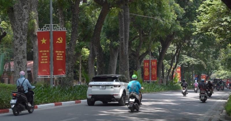 Quang cảnh cờ hoa rực rỡ mừng ngày Quốc Khánh 2/9 tại Việt Nam trong tháng 9