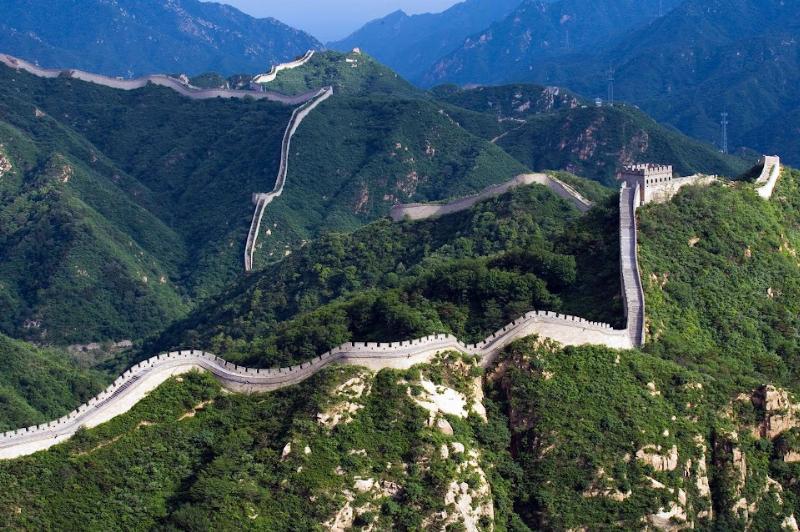 Hình ảnh du khách đang khám phá Vạn Lý Trường Thành, thể hiện trải nghiệm du lịch tại Trung Quốc.