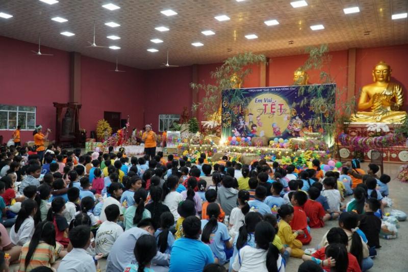 Trung Thu 2023 ngày mấy và hình ảnh trẻ em rước đèn lồng trong đêm hội trăng rằm