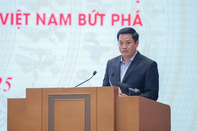 Chuyen gia VBC tu van ho so dinh cu chau au tren ban lam viec