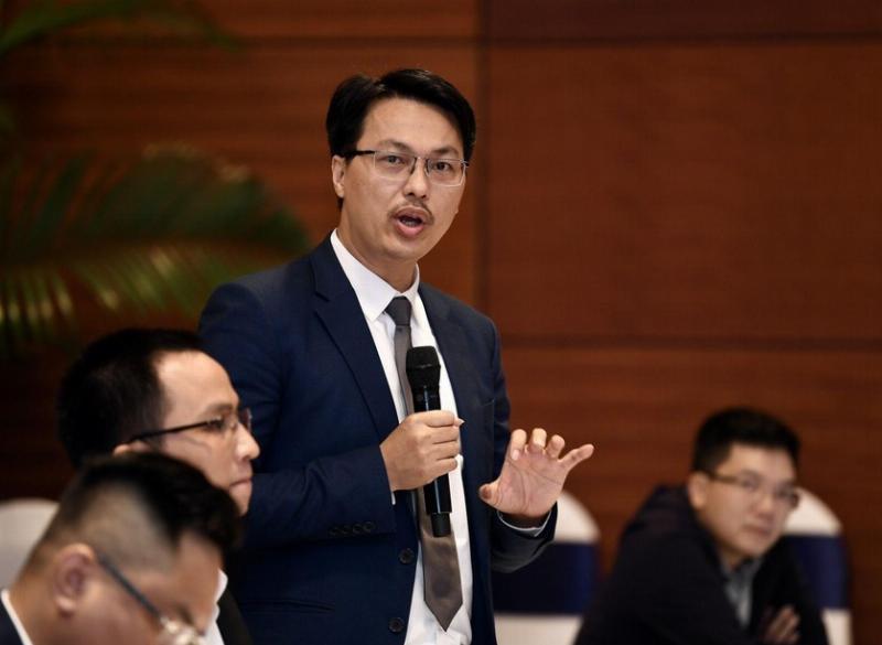 Hinh anh mot nhan vien tu van VBC dang tro chuyen than thien voi mot cap vo chong tai van phong tu van chuyen nghiep, the hien su dong hanh va tin tuong.