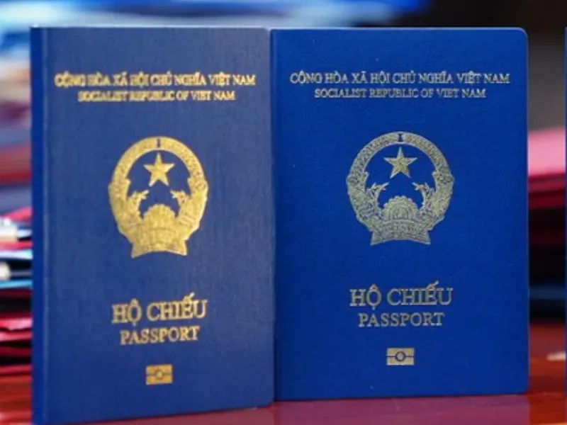 Hình ảnh cận cảnh biểu tượng e-passport (chip) trên trang bìa hộ chiếu, minh họa công nghệ bên trong