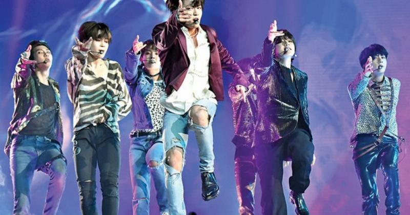 Một nhóm người đang nhảy K-pop, hình ảnh đại diện cho văn hóa giới trẻ Hàn Quốc phổ biến toàn cầu.