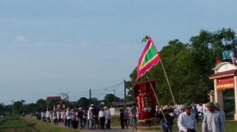 Một người phụ nữ đang nhìn đồng hồ và túi đựng bưu phẩm trước cửa bưu điện đóng cửa vào ngày chủ nhật, thể hiện sự gấp gáp và thất vọng. Đây là ví dụ về tình huống cần biết liệu bưu điện có làm việc chủ nhật không.