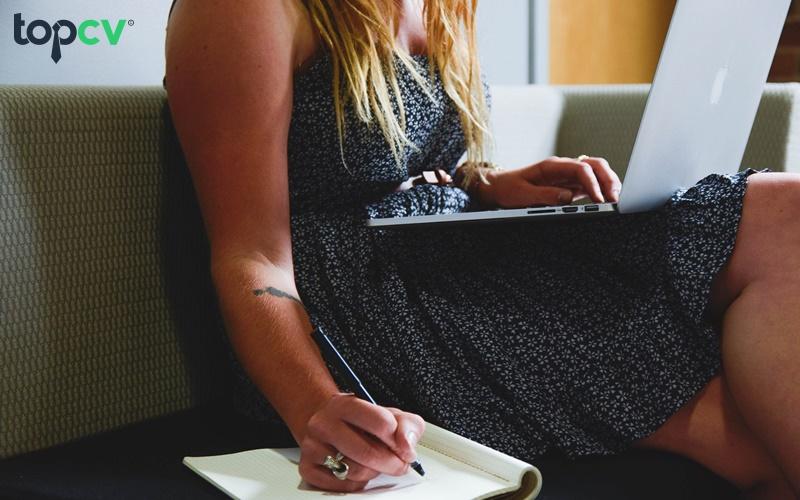 Minh họa các loại hình việc làm online phổ biến tại Hà Nội: viết lách, thiết kế, lập trình, trợ lý ảo