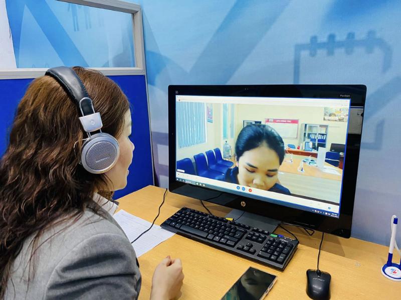 Hình ảnh minh họa cảnh đông người đang chờ đợi làm thủ tục tại một trụ sở công an, thể hiện thách thức về thời gian chờ đợi