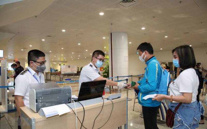 Một người đang chuẩn bị hành lý và tư trang cá nhân cho chuyến bay dài từ Việt Nam đến Hà Lan, tập trung vào sự thoải mái và tiện nghi trong chuyến đi