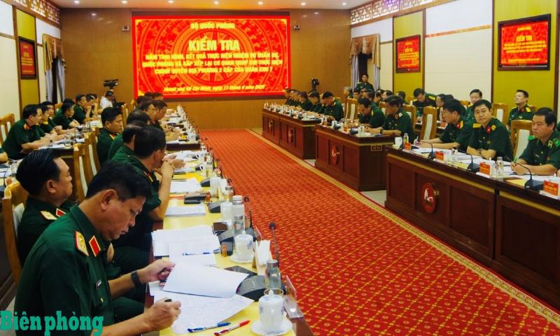 Hình ảnh mang tính biểu tượng về việc chuẩn bị hồ sơ xin việc như là bước đệm cho hành trình lớn hơn (ví dụ: định cư, làm việc ở nước ngoài). Có thể là một người đang chuẩn bị giấy tờ với phông nền mờ là bản đồ Châu Âu hoặc tòa nhà hiện đại.