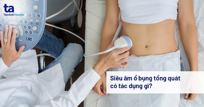 Một chuyên gia tư vấn định cư VBC đang trò chuyện với khách hàng, chỉ vào màn hình máy tính hiển thị quy trình làm hồ sơ và các mốc thời gian quan trọng, thể hiện sự hỗ trợ chuyên nghiệp trong việc quản lý hồ sơ và thời gian cho khách hàng.
