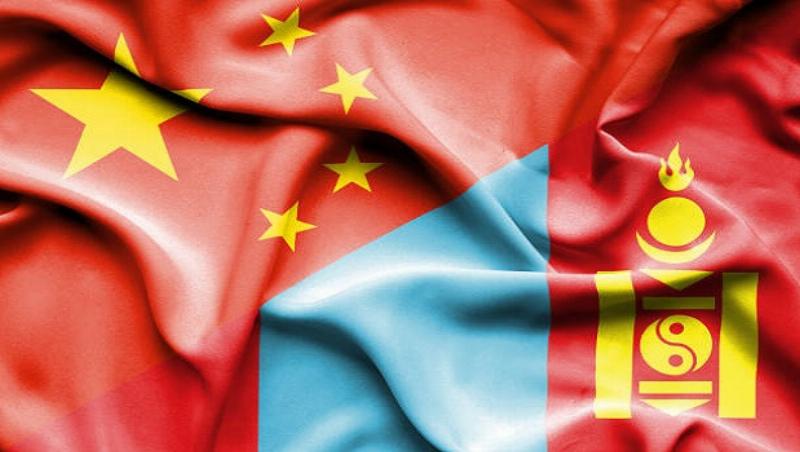Hình ảnh so sánh cuộc sống và văn hóa đặc trưng ở cả Mông Cổ độc lập (Ngoại Mông) và Khu tự trị Nội Mông Cổ thuộc Trung Quốc, minh họa sự khác biệt khi trả lời câu hỏi nước Mông Cổ có thuộc Trung Quốc không.
