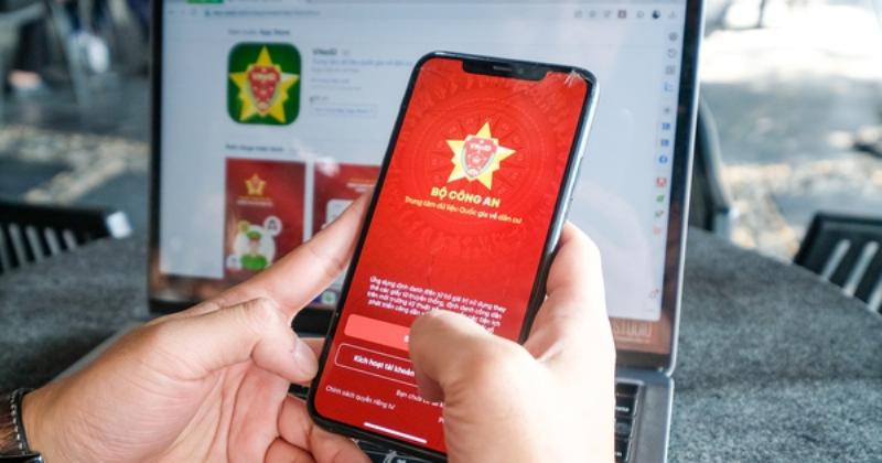 Minh họa người dân đến trụ sở công an xã phường để yêu cầu sửa thông tin trên VNeID mức 2