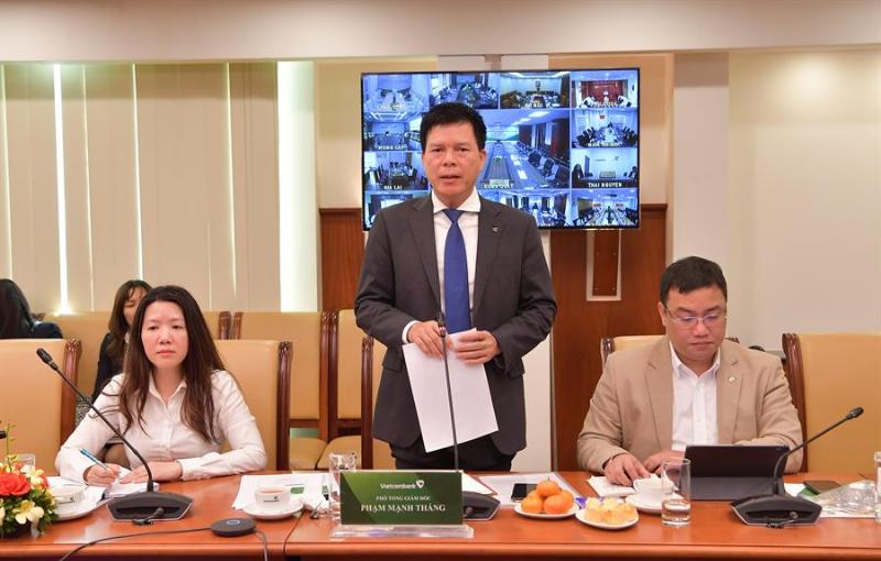 Hình ảnh đội ngũ chuyên gia tư vấn của VBC đang làm việc hoặc tư vấn cho khách hàng trong một không gian văn phòng hiện đại.