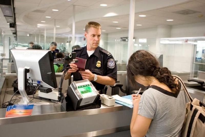 Du khách kiểm tra visa và hộ chiếu tại sân bay: Quan trọng hơn thẻ thanh toán khi nhập cảnh
