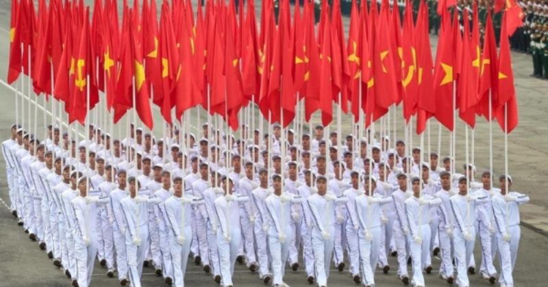 Một gia đình đang nắm tay nhau đi dạo trong công viên ở Châu Âu, biểu tượng của cuộc sống mới hạnh phúc sau khi vượt qua khó khăn pháp lý cá nhân