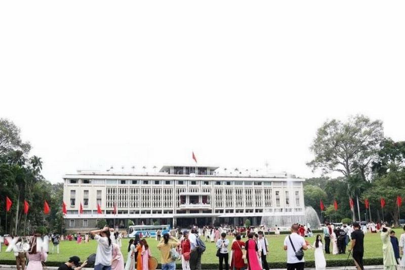 Hình ảnh một gia đình Việt Nam (hoặc Châu Á) đang vui vẻ sinh hoạt tại một bối cảnh điển hình Châu Âu (công viên, quảng trường, khu phố cổ), thể hiện giấc mơ định cư Châu Âu thành hiện thực.