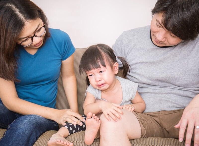 Một gia đình (bố mẹ và con) đang cùng nhau học tiếng nước ngoài hoặc xem bản đồ châu âu, thể hiện sự chuẩn bị tích cực cho định cư, giảm bớt sốt ruột