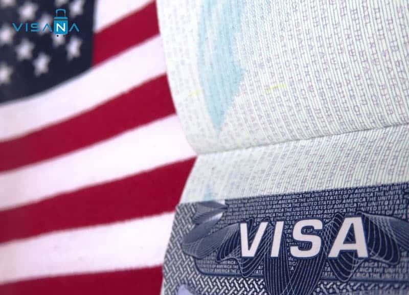 Passport và giấy tờ ly hôn đặt cạnh nhau trên bàn làm việc, tượng trưng cho việc cần chuẩn bị cả hai loại giấy tờ này cho hành trình định cư Châu Âu