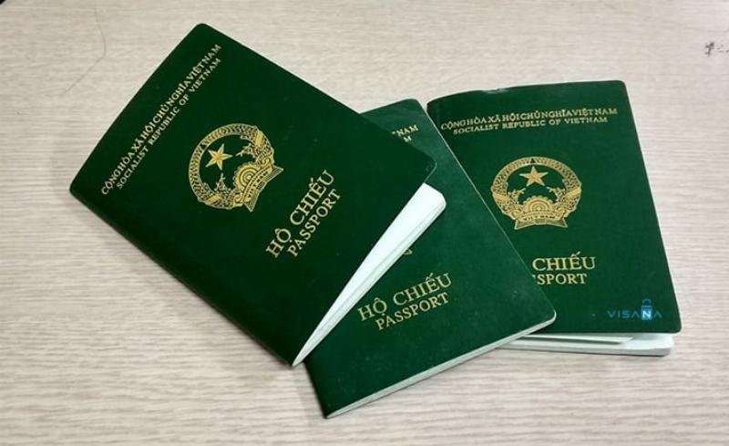 Một người đang xem xét các giấy tờ tùy thân của Việt Nam (CCCD, hộ chiếu) cùng với bản đồ Châu Âu, thể hiện sự liên kết giữa việc hiểu thông tin cá nhân trong nước và kế hoạch di cư quốc tế.