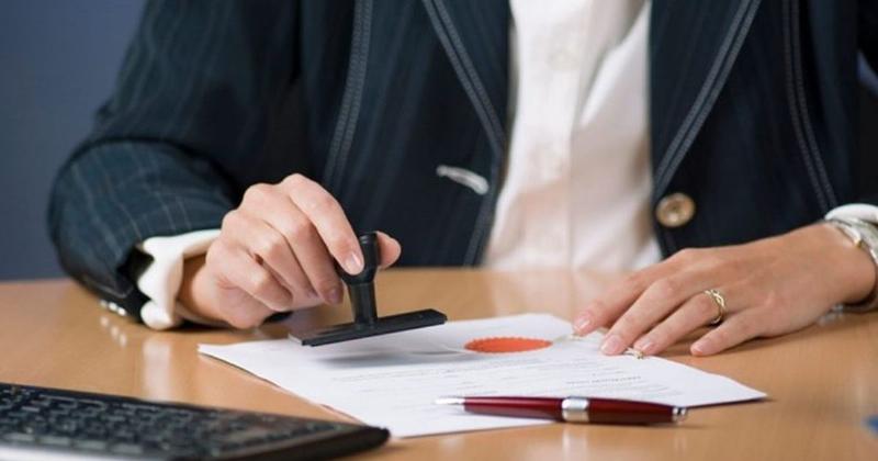 Hình minh họa các loại con dấu (công chứng, hợp pháp hóa lãnh sự) trên một tài liệu, tượng trưng cho quá trình làm cho giấy ủy quyền có hiệu lực quốc tế