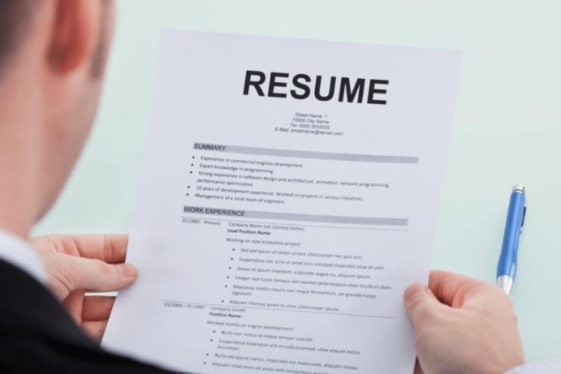 So sánh sự khác biệt cơ bản giữa CV và Resume về độ dài và mục đích sử dụng trong bối cảnh tìm việc ở Châu Âu.
