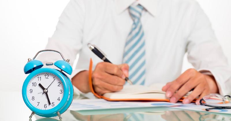Hình ảnh lịch làm việc với các ghi chú, danh sách việc cần làm, và bút, thể hiện tầm quan trọng của việc lập kế hoạch và quản lý thời gian hiệu quả để tránh những vấn đề phát sinh vào cuối tuần liên quan đến dịch vụ bưu chính.