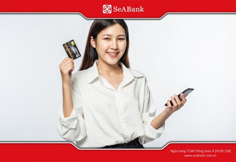 Hình ảnh một người đang cẩn thận kiểm tra thông tin trên giấy tờ hoặc màn hình tại quầy giao dịch, biểu trưng cho sự cần thiết của việc kiểm tra kỹ lưỡng khi đăng ký sim chính chủ