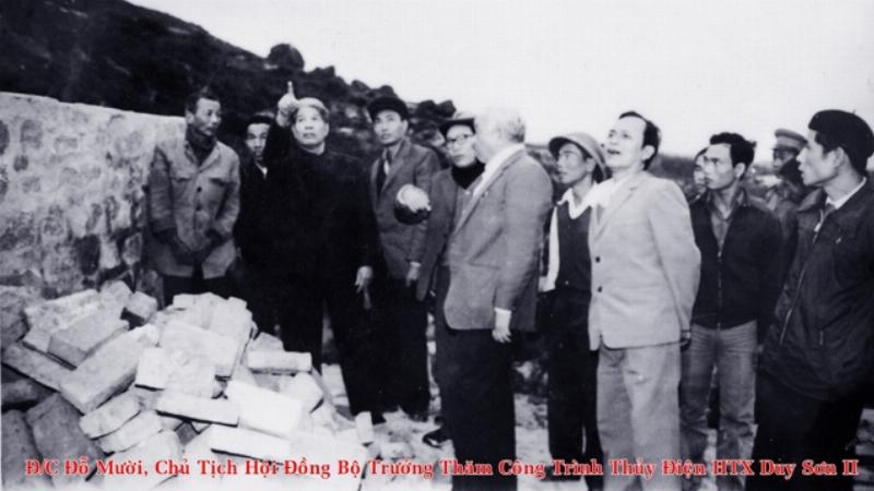 Máy bay đang đỗ tại sân bay Đà Nẵng, thể hiện điểm đến của hành trình hàng không từ Hà Nội