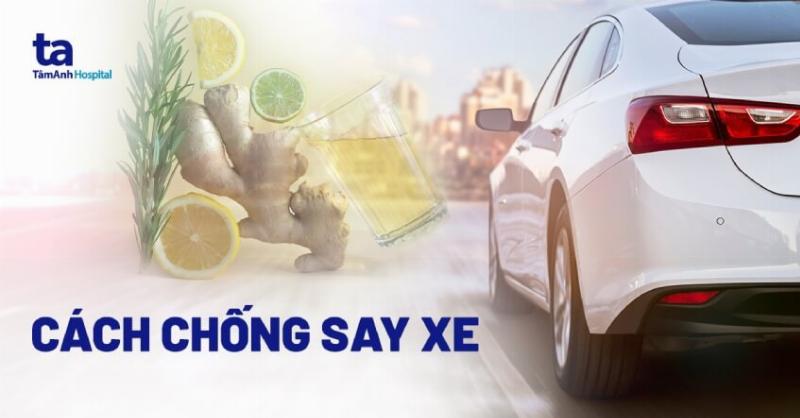 Một người đang dựa vào cửa sổ máy bay trông mệt mỏi vì jet lag