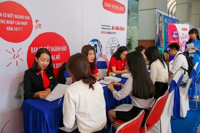Minh họa cách xây dựng sự nghiệp từ việc làm online ở Hà Nội: học tập, xây dựng thương hiệu, kết nối