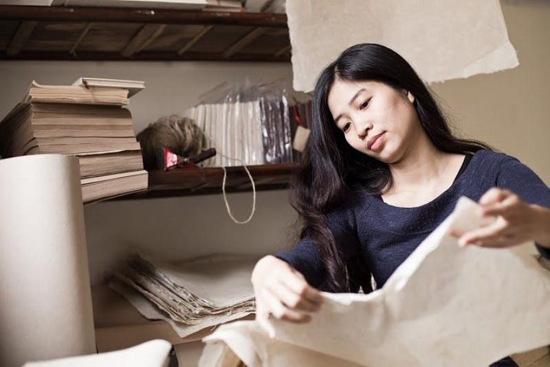 Hình ảnh cận cảnh các bước trong quy trình sản xuất giấy, từ hỗn hợp bột giấy đến tờ giấy ẩm và cuối cùng là giấy khô cuộn lại, cho thấy giấy được làm từ gì sau các giai đoạn chế biến.