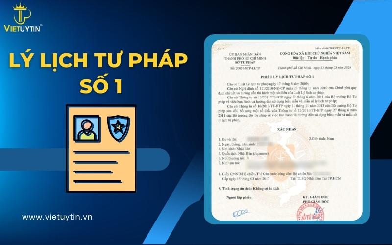 Người đang bối rối với đống giấy tờ khi tự làm thủ tục lý lịch tư pháp
