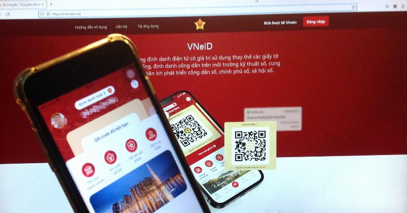 Hình ảnh so sánh trực quan giữa giao diện VNeID và hình ảnh thẻ eID hoặc cổng dịch vụ công online của một quốc gia Châu Âu.