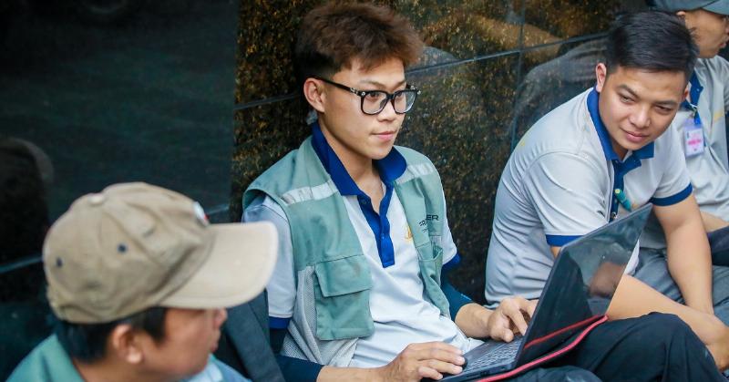 Hình ảnh một người đang làm việc trên laptop tại quán cà phê ở Hà Nội, minh họa việc làm online hà nội