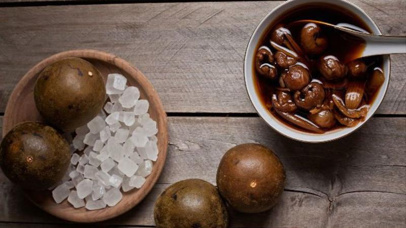 Ly trà La Hán Quả ấm nóng, tốt cho sức khỏe và thanh lọc cơ thể
