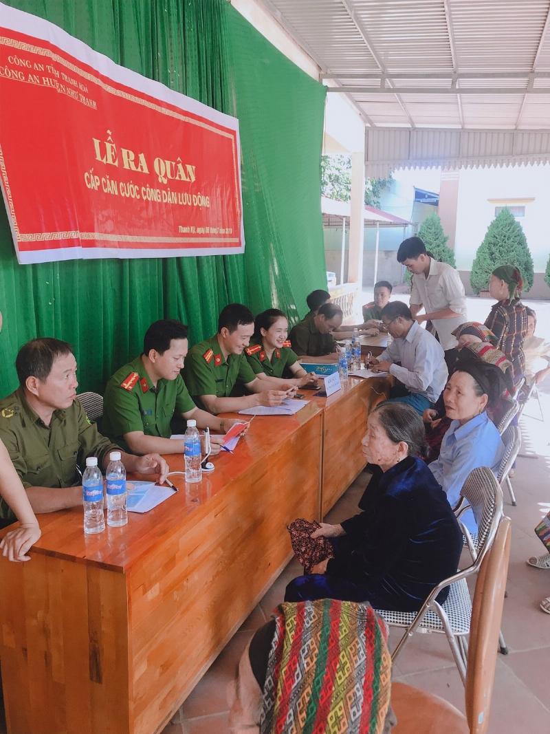 Hình ảnh cán bộ công an đang cấp CCCD tại một địa điểm lưu động ở vùng nông thôn hoặc vùng sâu vùng xa