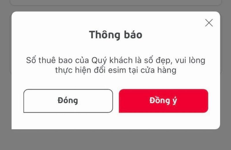 Hình ảnh mô tả một người đang nói chuyện với nhân viên tại quầy giao dịch của Viettel để yêu cầu đăng ký eSIM.