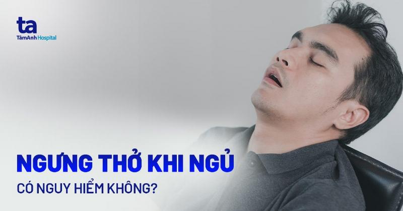 Người đang xem xét bản đồ hoặc kế hoạch định cư, bao gồm các yếu tố như giờ giấc và tài chính