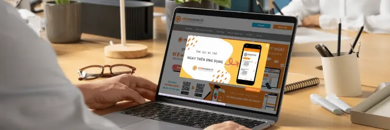 Người đang sử dụng app kiếm tiền tại nhà bằng cách hoàn thành khảo sát trực tuyến trên điện thoại