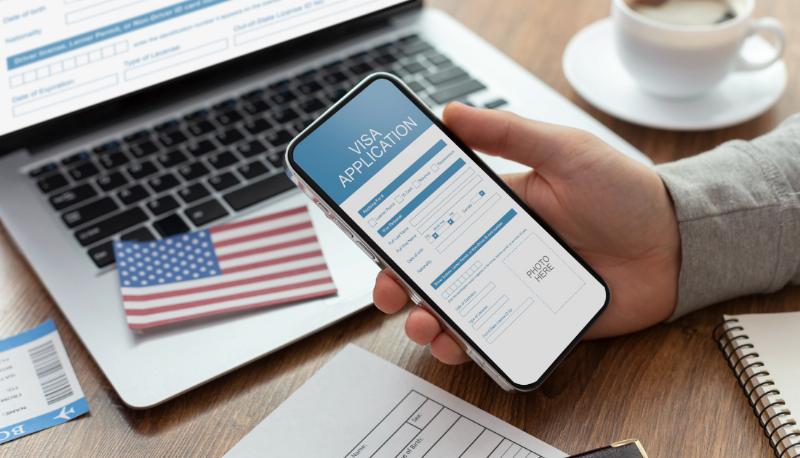 Giao diện trang web theo dõi trạng thái hồ sơ làm hộ chiếu online tiện lợi và dễ sử dụng