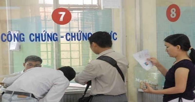 Hình ảnh so sánh bản gốc và bản sao đã công chứng (có dấu đỏ), tay đang chỉ vào con dấu.