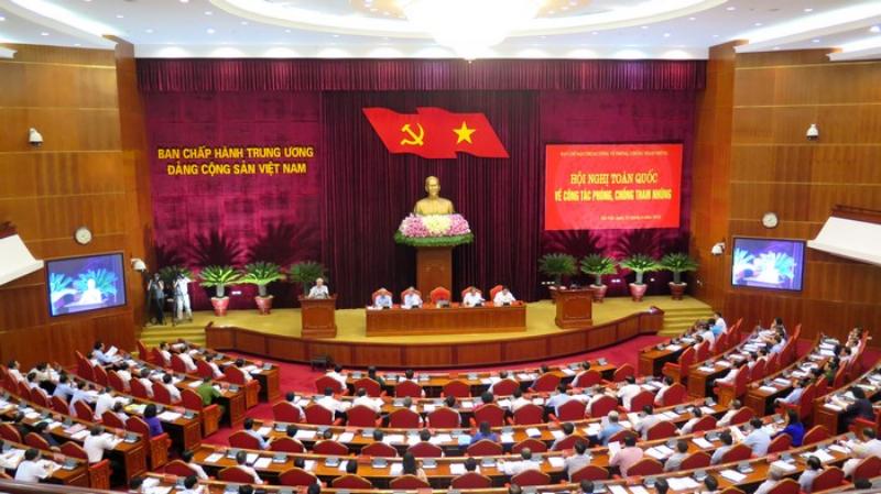 Hình ảnh bàn làm việc bừa bộn giấy tờ, thể hiện sự phức tạp khi xử lý thủ tục giấy tờ cần bản gốc để công chứng.